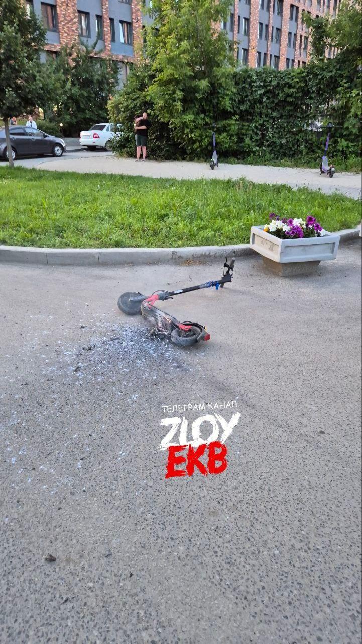 В Екатеринбурге у молодого человека задымился электросамокат