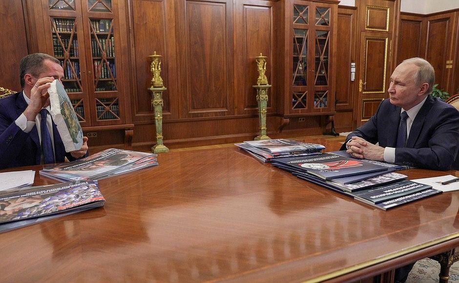 Картина на осколке ПВО: белгородская художница создала символ стойкости