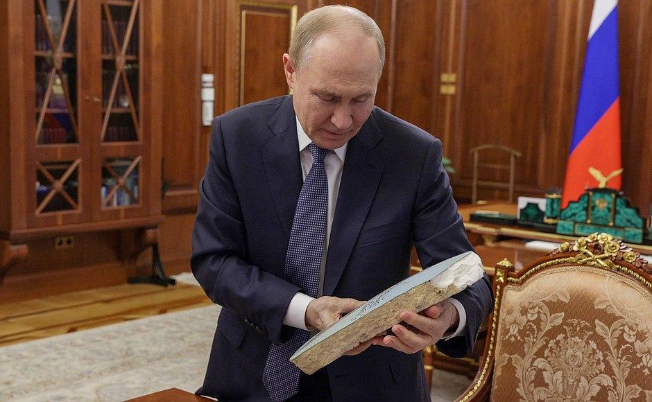 Картина на осколке ПВО: белгородская художница создала символ стойкости