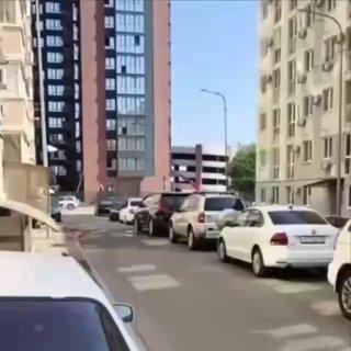 Начать жизнь с чистого листа, выбрасывая вещи из окна, решила краснодарка С...