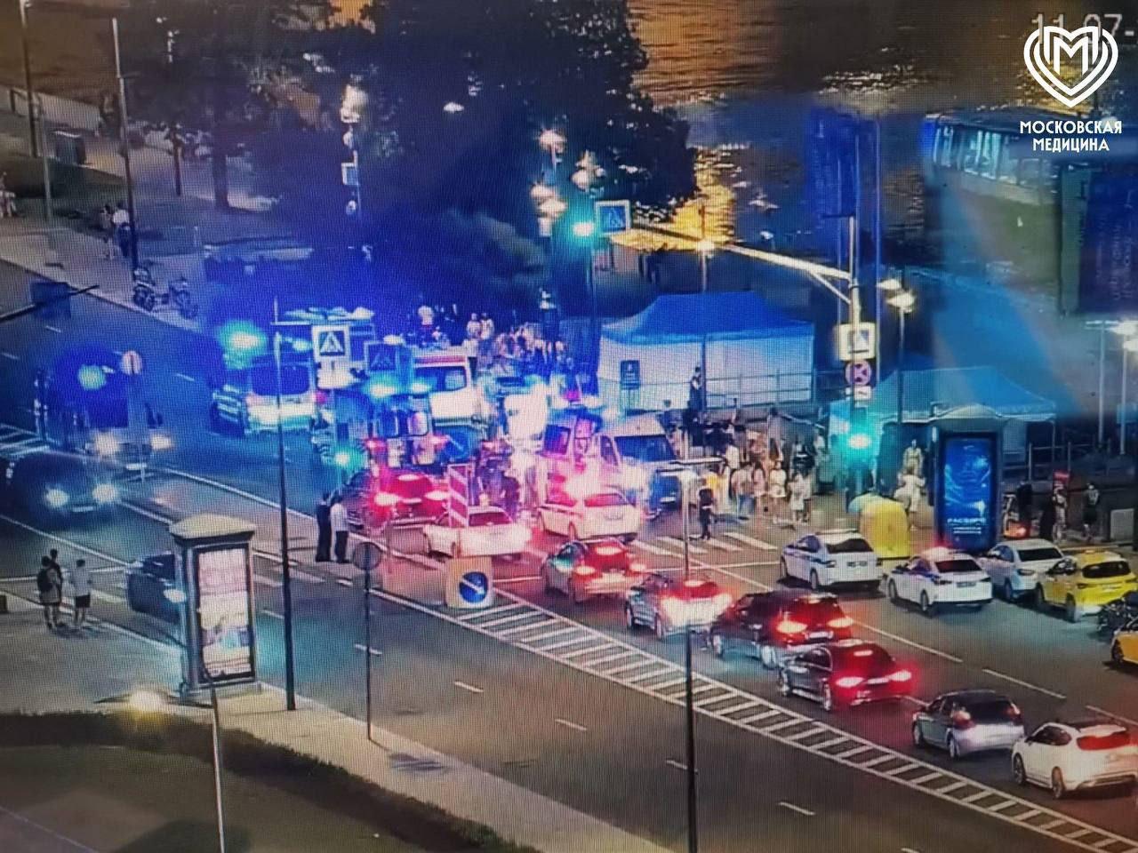 Машина въехала в толпу пешеходов и скрылась с места ДТП на Бережковской набережной в Москве