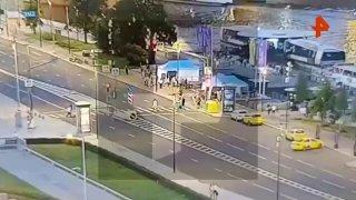 Машина влетела в толпу пешеходов на Бережковской набережной.