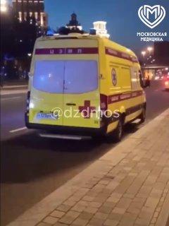 Машина влетела в толпу пешеходов на Бережковской набережной.