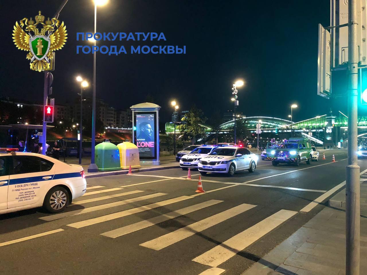 Машина влетела в толпу пешеходов на Бережковской набережной.
