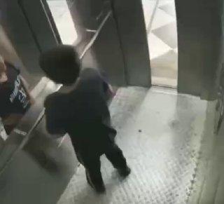 Ребёнок устроил туалет прямо в лифте — от потолка до пола, с энтузиазмом...