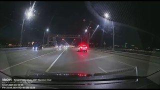 Сегодня ночью на Октябрьском мосту загорелся лежащий на дороге мопед