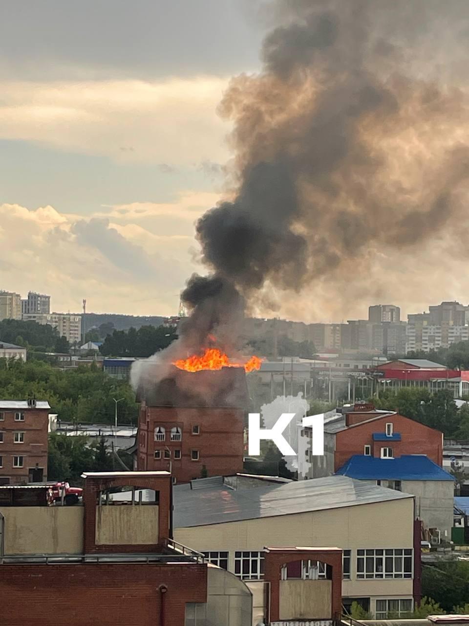 Жилой дом горит на ФПК в Кемерове По словам очевидцев, пожар в доме в пер....
