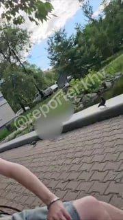 В Хабаровске очевидец заметил деда-педофила, который пытался прижиматься к девочке: кадры попали на видео
