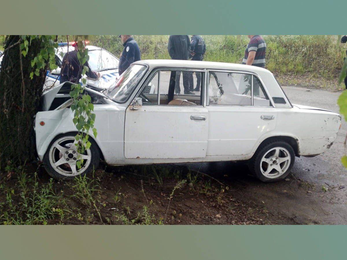 Подростки в Брянске угнали «ВАЗ» и врезались в дерево