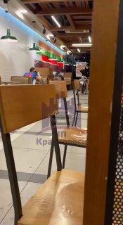 Неизвестный ворвался в бургерную на мотоцикле в центре Красноярска