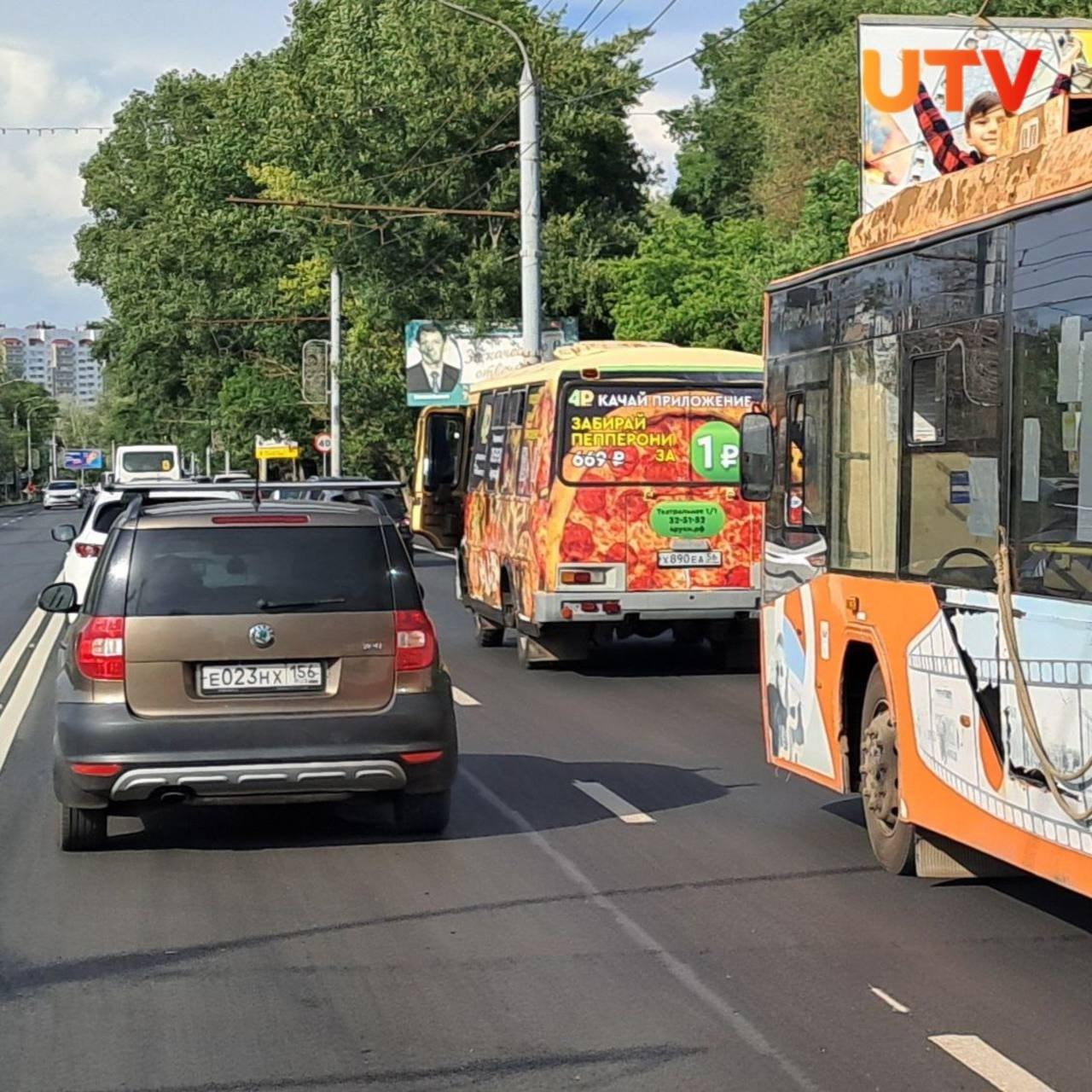 В Оренбурге водитель маршрутки вынужден был ехать с открытой дверью из-за...
