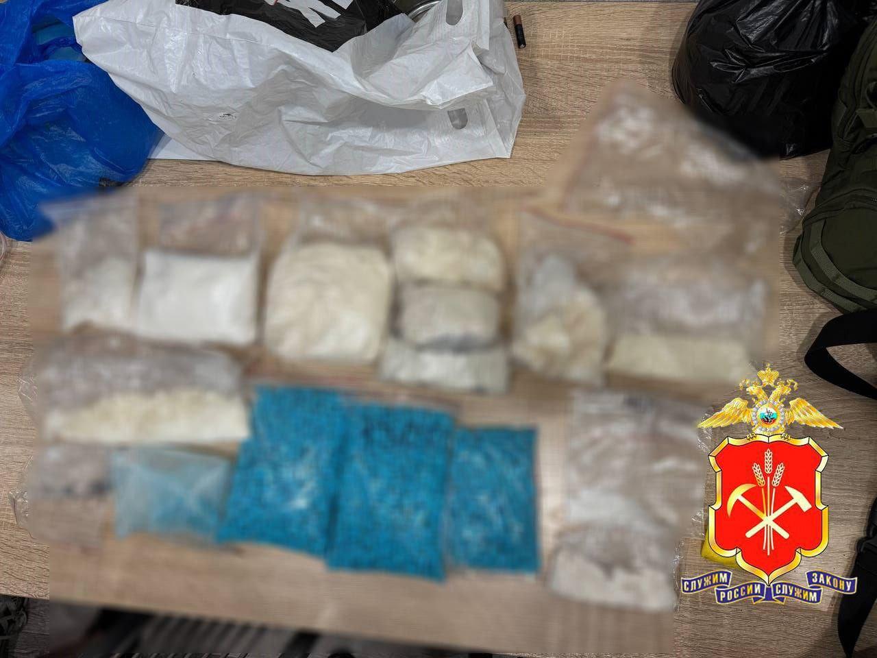 В Кемеровской области – Кузбассе полицейские задержали торговцев экстази и изъяли у них более 4 килограммов наркотиков