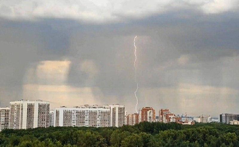 В некоторых районах Москвы ливень 🇷🇺 Источник: ЧП МОСКВА