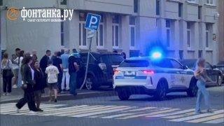 Иномарка врезалась в здание детского сада на углу улицы Маяковского и Саперного переулка — кадры сняты в половину одиннадцатого вечера накануне