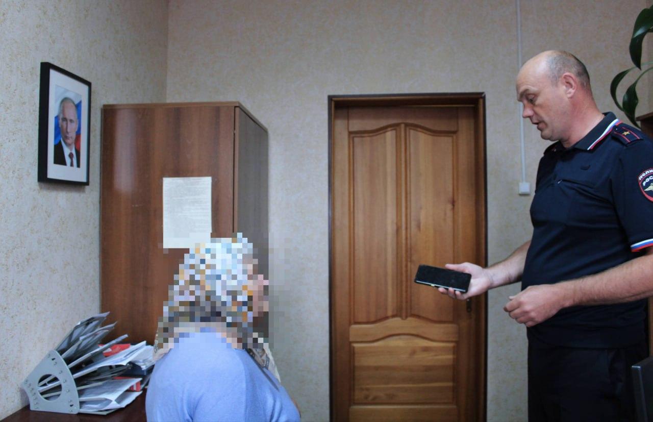 В Курагино полицейские вернули пенсионерке телефон, похищенный ее сыном В...