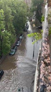 Патрики УШЛИ ПОД ВОДУ. Москву накрыл сильнейший ливень — вода уже по колено, машины тонут.