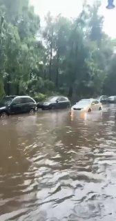 Патрики УШЛИ ПОД ВОДУ. Москву накрыл сильнейший ливень — вода уже по колено, машины тонут.