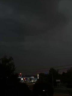 В небе над городом вспыхнула ослепительная молния 🌩️