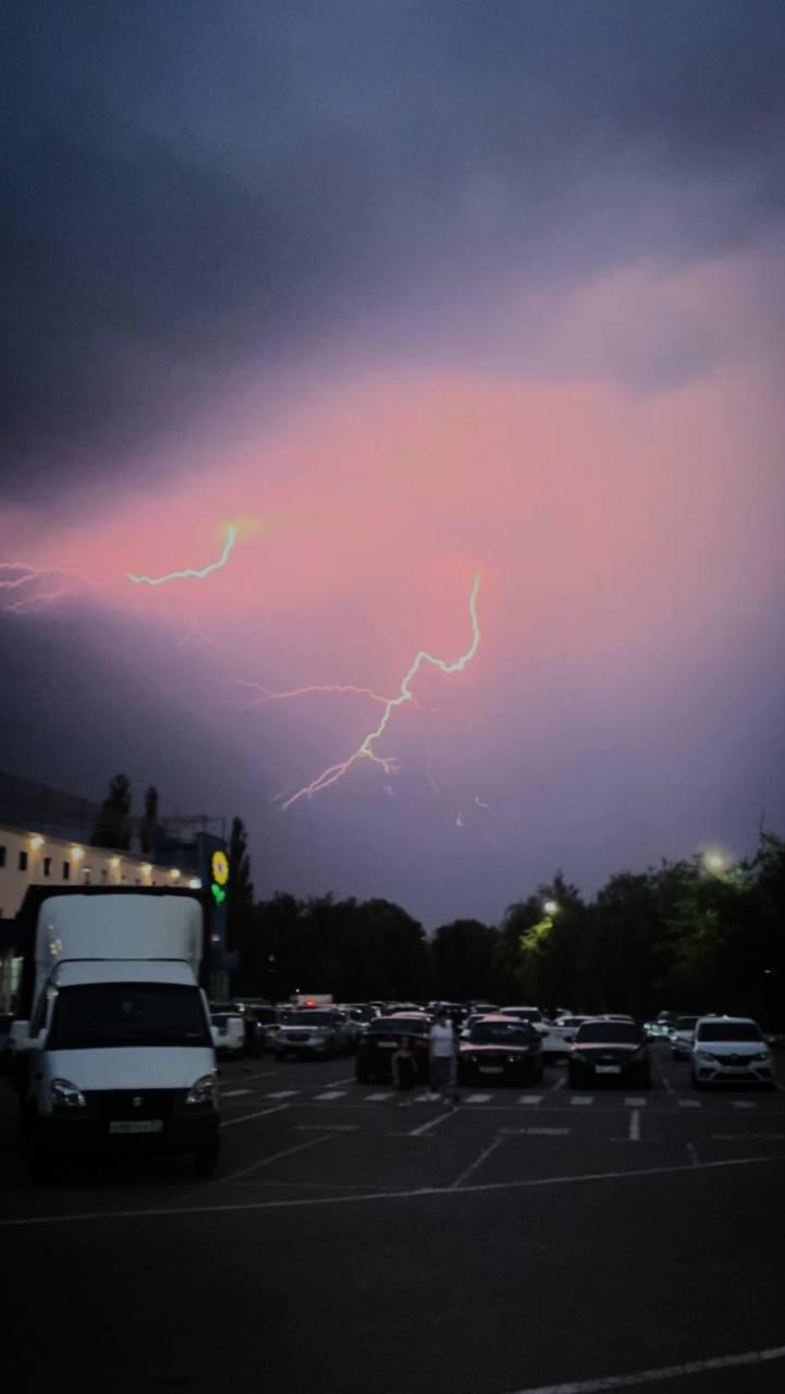 В небе над городом вспыхнула ослепительная молния 🌩️