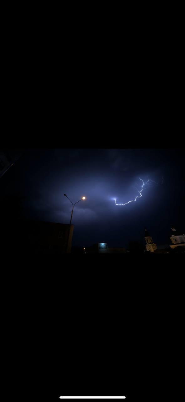 В небе над городом вспыхнула ослепительная молния 🌩️