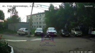 2-я Хабаровская, 4. Пьяный водитель на «Хонде» сначала врезался в дом, а...