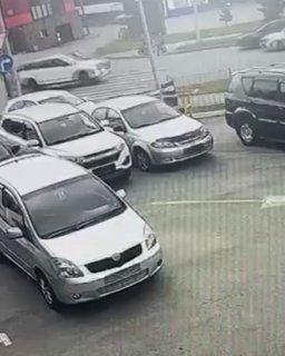 Ребенка сбили на Курчатова. Водитель Toyota RAV4 врезался в мальчика с...
