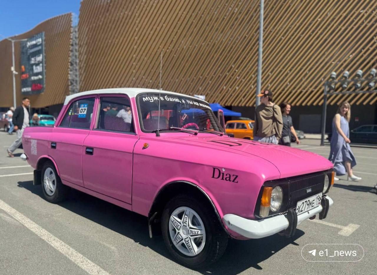 Ретро-автомобили заполонили Екатеринбург: возле VEER Mall прошел «Урал...