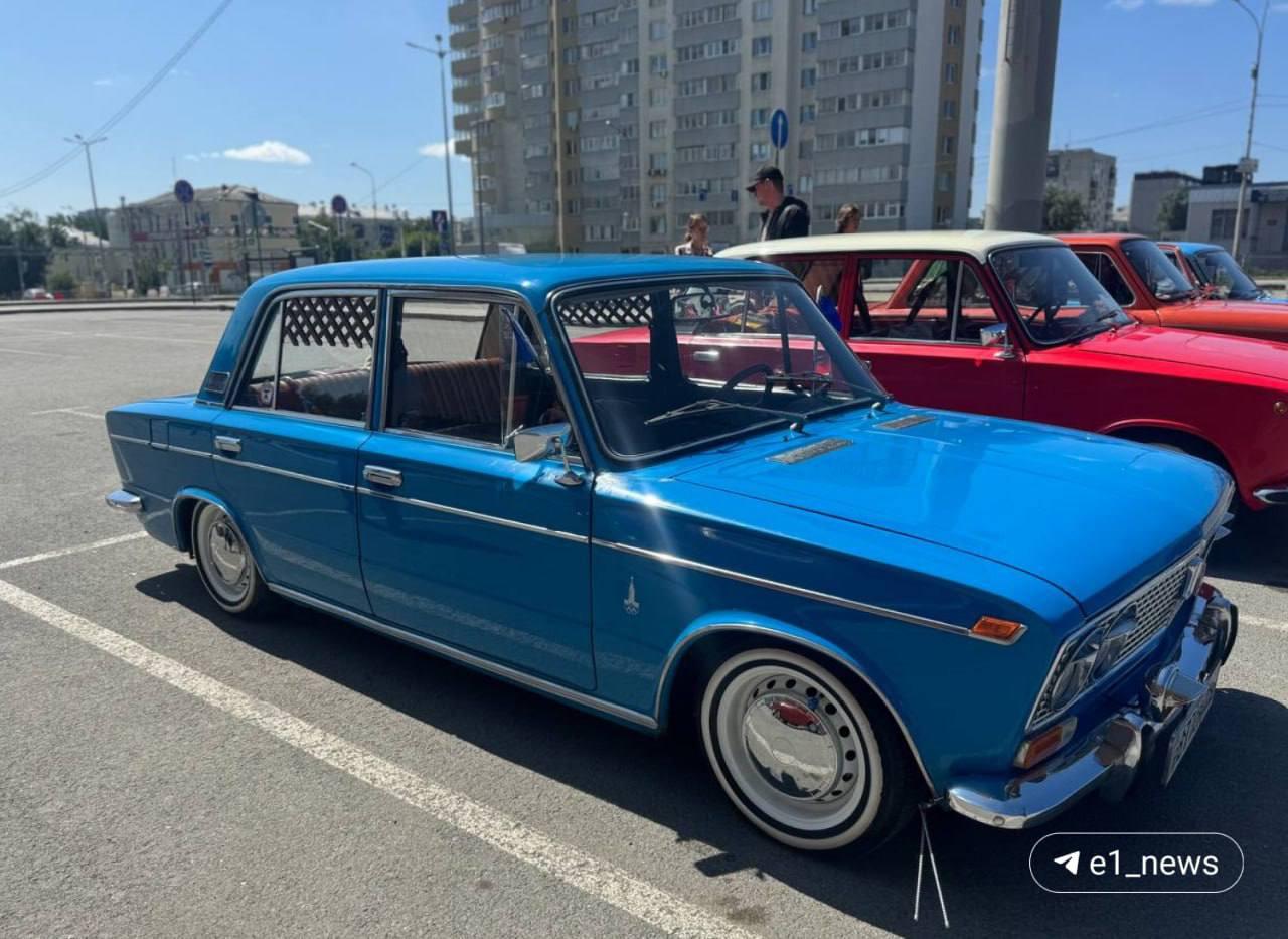 Ретро-автомобили заполонили Екатеринбург: возле VEER Mall прошел «Урал...