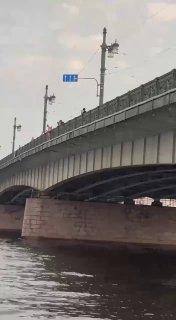 Вечером накануне мужчина прыгнул с Дворцового моста. Очевидцы сообщили, что...