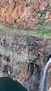 В Красноярском крае мужчина погиб, прыгнув в озеро с высоты