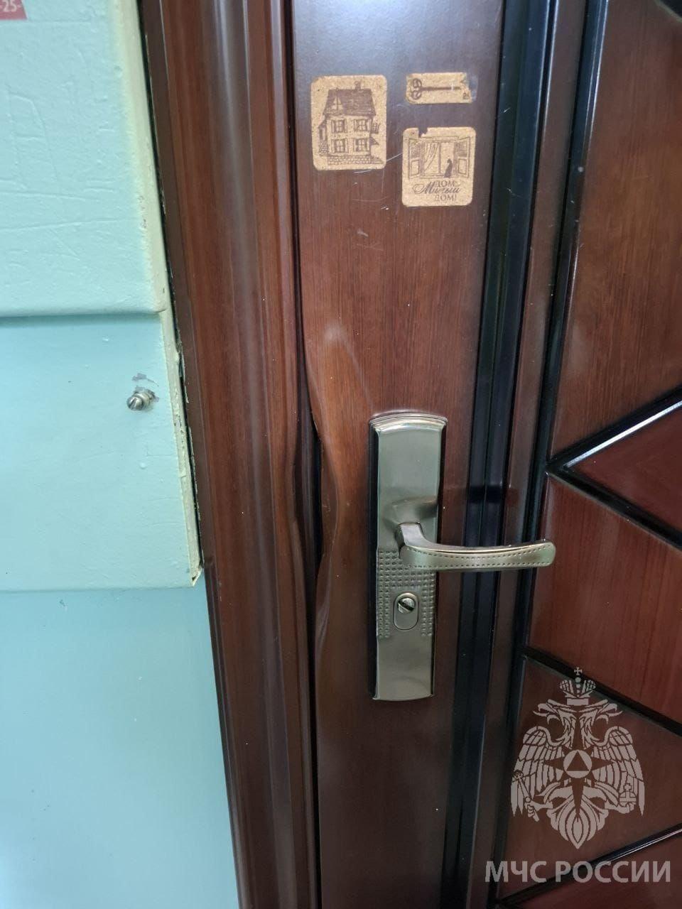 Красноярским спасателям пришлось вскрыть дверь, которую запер 2-летний ребёнок.