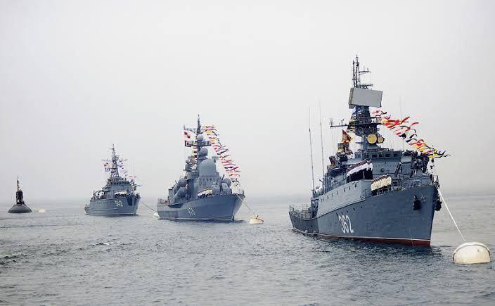 В 2025 году День Военно-морского флота, который традиционно отмечают в последнее воскресенье июля, во Владивостоке пройдет без парада кораблей, салюта и торжеств на водной станции.