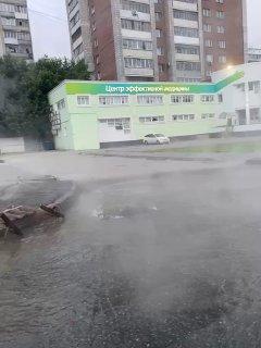 Возле дома №217/1 на Бориса Богаткова из колодца на асфальт вытекают потоки горячей воды