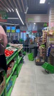 Покупатели избили продавца корзинами