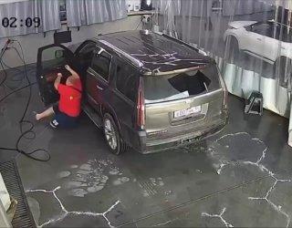 В интернете завирусился забавный ролик с внедорожником Cadillac Escalade на новосибирских номерах