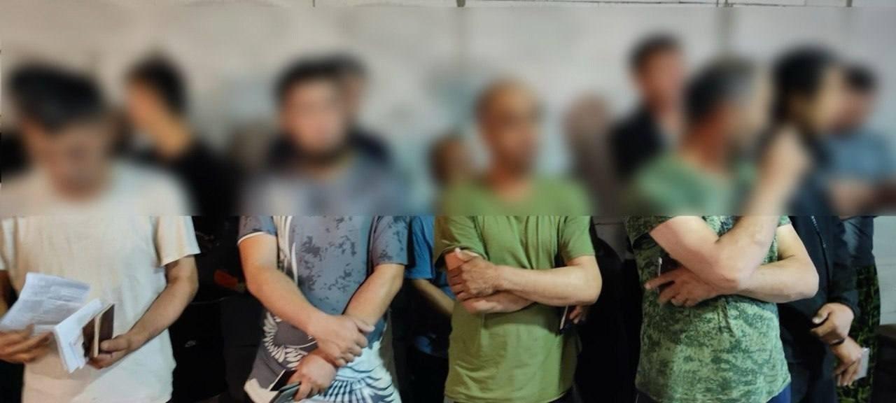 В Новосибирске полиция провела рейд в хостеле мигрантов в СНТ «Садовод-...