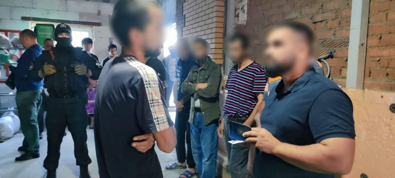 В Новосибирске полиция провела рейд в хостеле мигрантов в СНТ «Садовод-...