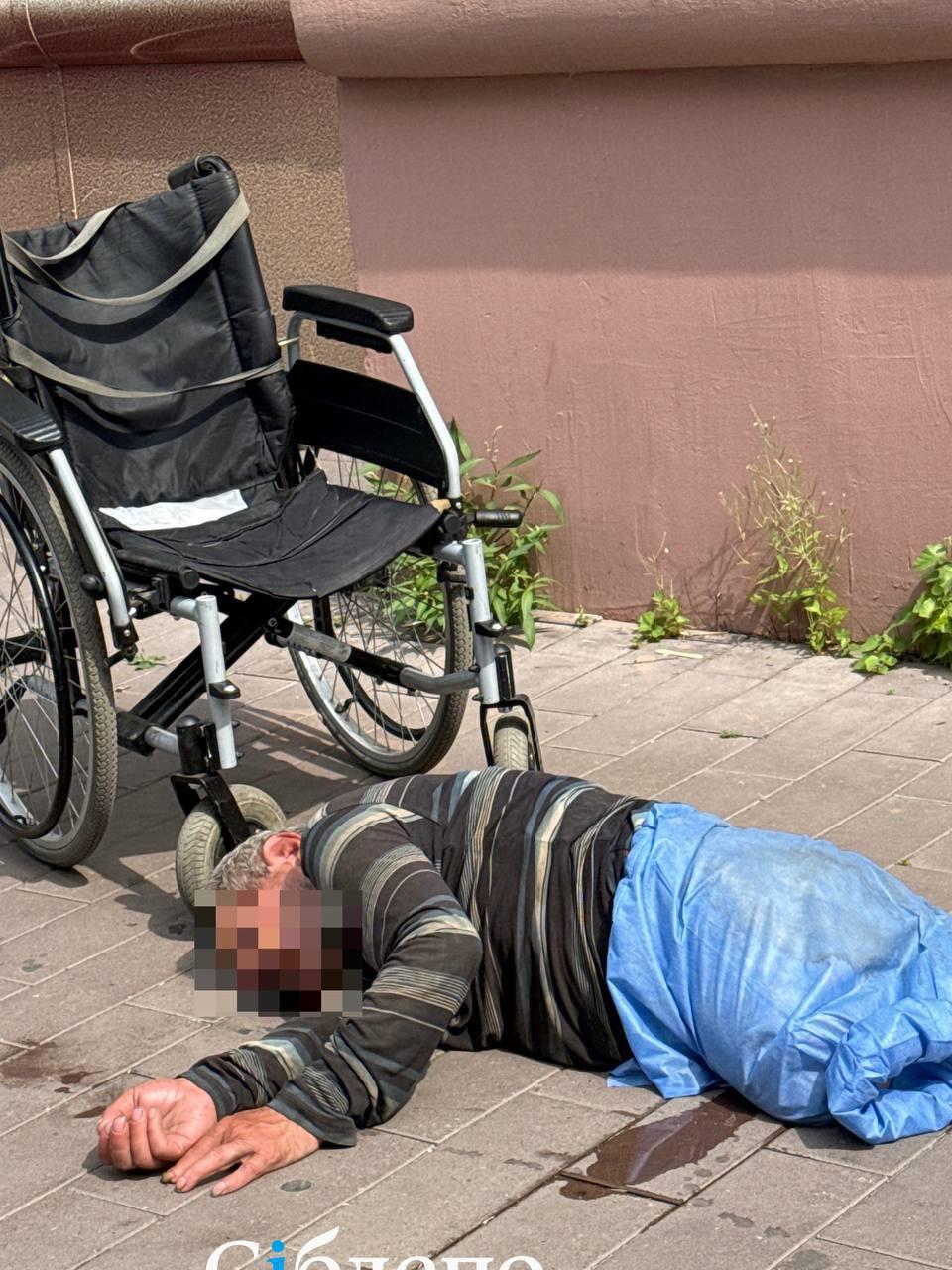 В центре Кемерова прохожие заметили инвалида-колясочника без ног, лежащего на...