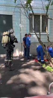 Женщина из-за пожара спрыгнула из квартиры на 3 этаже дома на улице Инессы Арманд в Ясенево.