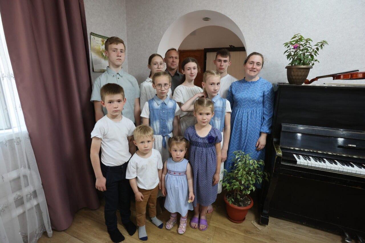 Многодетная мать погибла, спасая тонущую дочь: без матери осталось 10 детей, младшему из которых нет и года