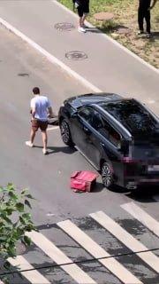На севере Москвы на пешеходном переходе курьер попал под колеса автомобиля....