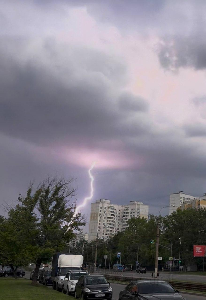 Мощный ураган уничтожает Москву: в столице и области настоящий ад.