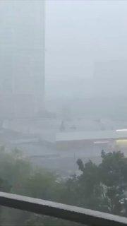 Мощный ураган уничтожает Москву: в столице и области настоящий ад.