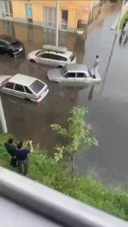 Мощный ураган уничтожает Москву: в столице и области настоящий ад.