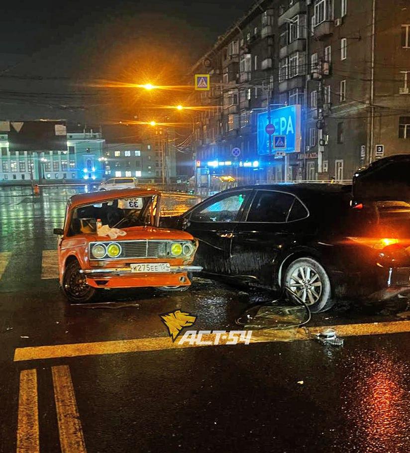 Водитель седана Toyota Camry нанёс критические повреждения седану ВАЗ-2103 в ночном ДТП на улице Челюскинцев у вокзала «Новосибирск-Главный», мужчина за рулём отечественного автомобиля получил перелом ноги