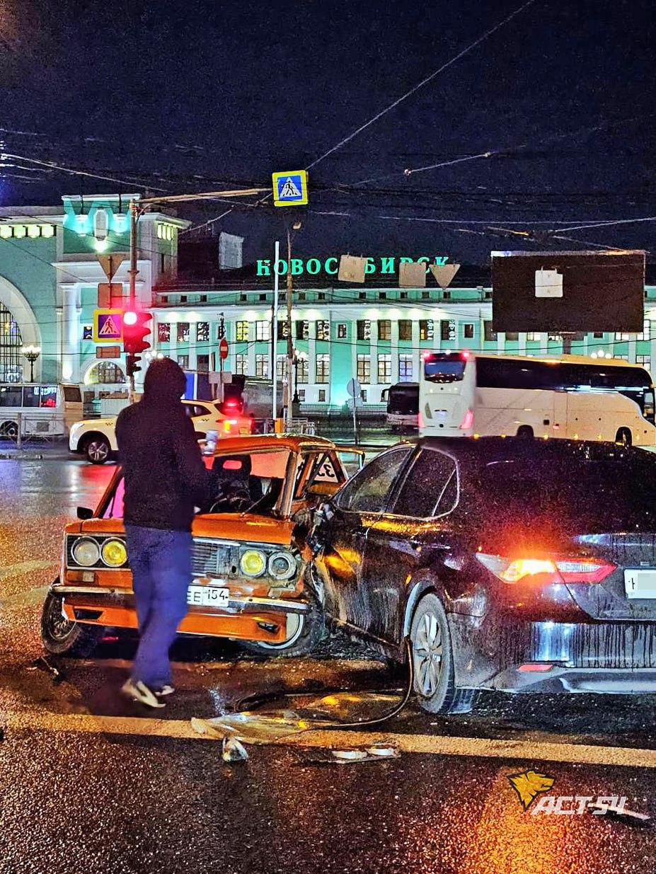 Водитель седана Toyota Camry нанёс критические повреждения седану ВАЗ-2103 в ночном ДТП на улице Челюскинцев у вокзала «Новосибирск-Главный», мужчина за рулём отечественного автомобиля получил перелом ноги