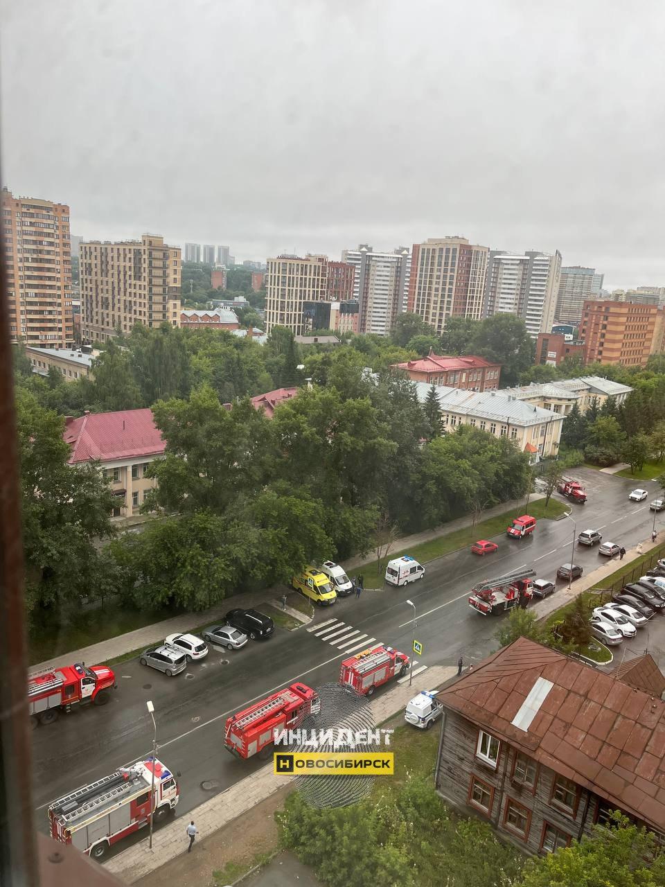 В Новосибирске голый мужчина выпал из горящей квартиры на 24-м этаже