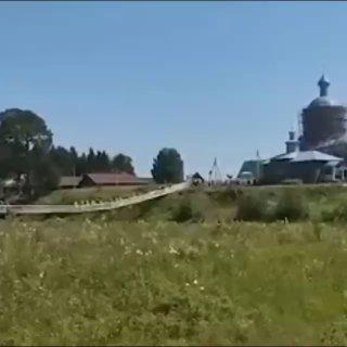 Подвесной мост с людьми рухнул во время крестного хода в Вологодской области
