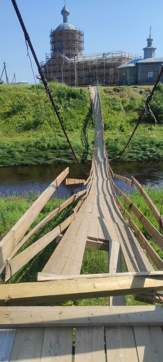 Подвесной мост с людьми рухнул во время крестного хода в Вологодской области