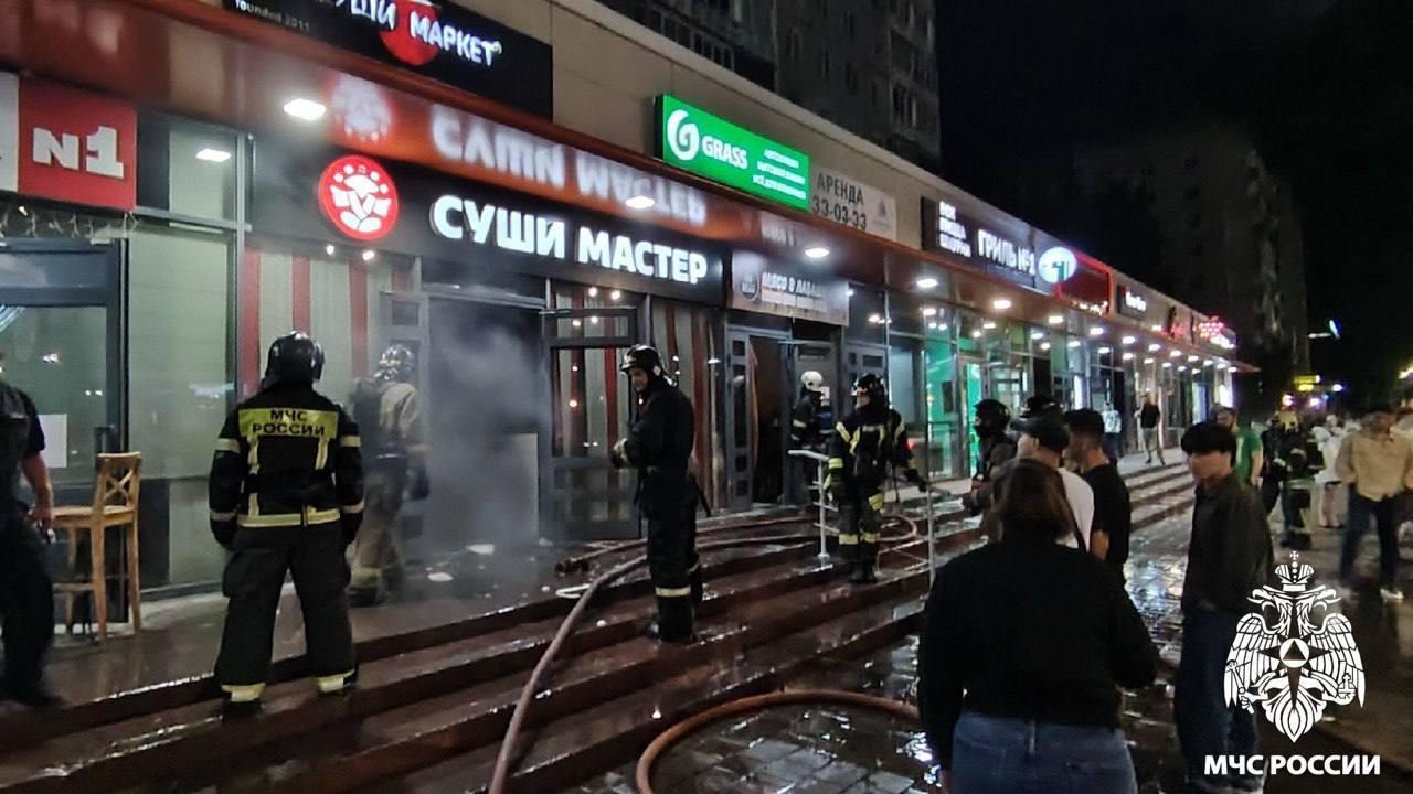 Сегодня утром в Кемерово загорелся суши-бар.